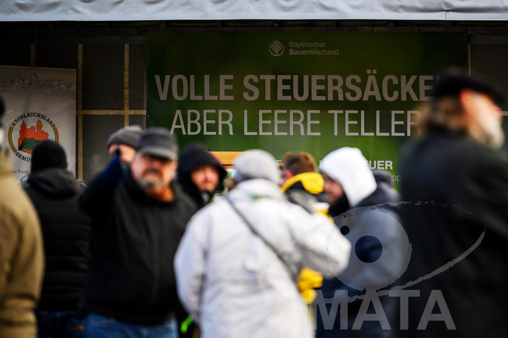 _DWA4439 | Bauerndemo gegen Agrarpolitik der Bundesregierung  auf dem Straße Obstmarkt und Hauptmarkt . Nürnberg, 08.01.2024 - Realisiert mit Pictrs.com