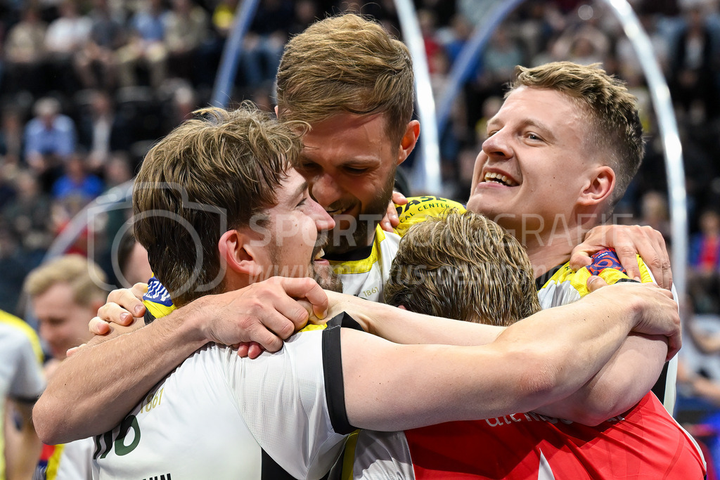 Zug United - HC Rychenberg - 25. April 2026 | Tim Aeschimann (#81 HC Rychenberg Winterthur), Johan Larsson (#5 HC Rychenberg Winterthur) und Niklas Rutz (#21 HC Rychenberg Winterthur) jubeln über den ersten Schweizer Meistertitel des Vereins am L-UPL Superfinal-Spiel zwischen Zug United und HC Rychenberg am 25. April 2026 in der BCF Arena, Fribourg, Schweiz.Bild: Sportfotografie Markus Aeschimann | www.markus-aeschimann.ch - Realisiert mit Pictrs.com
