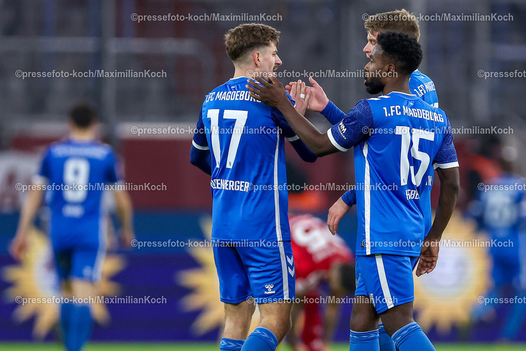 Due20122401109 | 20.12.2024, Fußball, Fortuna Düsseldorf - 1. FC Magdeburg, 2. Bundesliga, Merkur Spiel-Arena, Saison 2024 2025: Alexander Nollenberger (1.FC Magdeburg #17), Daniel Heber (1.FC Magdeburg #15) und Marcus Mathisen (1.FC Magdeburg #16) stehen jubelnd zusammen auf dem Spielfeld. Magdeburg gewinnt mit einem 5:2 Sieg.DFB regulations prohibit any use of photographs as image sequences and or quasi-video.