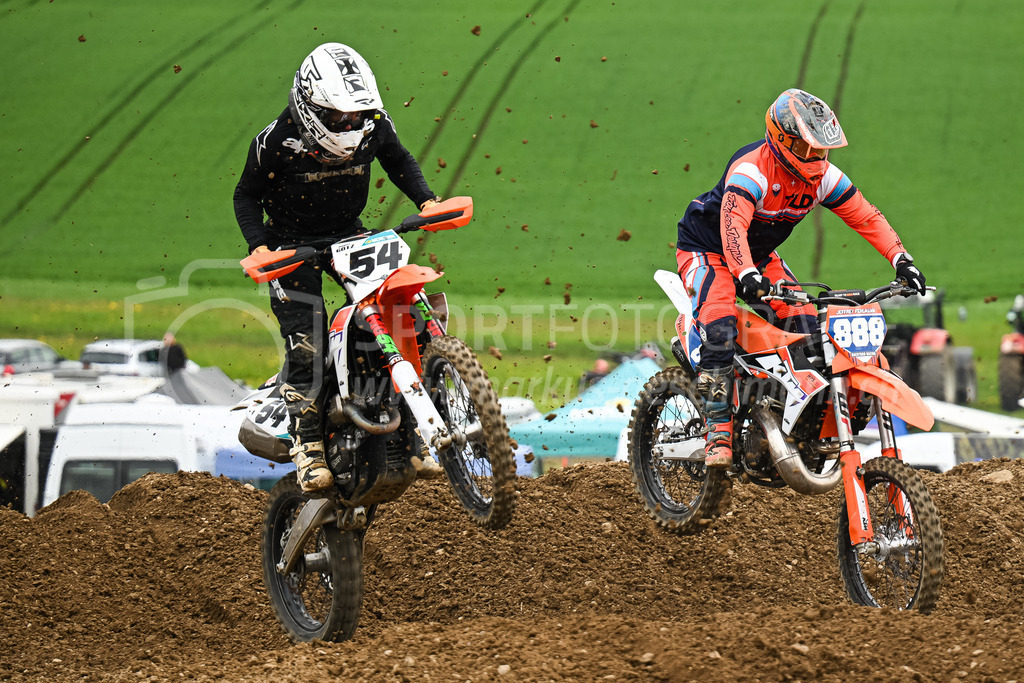 Motocross Schlatt bei Winterthur - 30. April 2023 | #54 Goetz Marcel aus Guntershausen bei Aadorf (CH) auf KTM SX F 350 und #888 Fehlmann Jeffrey aus Reitnau (CH) auf KTM in der Kategorie Senioren am Motocross Schlatt bei Winterthur, 30. April 2023. 
Instagram: @mx_schlatt | @mc_wila | @sam_schweiz
Bild: Sportfotografie Markus Aeschimann | www.markus-aeschimann.ch - Realisiert mit Pictrs.com