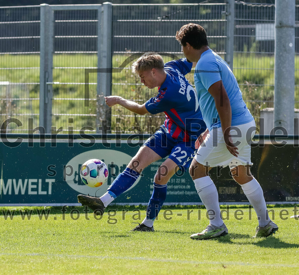 2023-09-16_070_FC_Langengeisling_gegen_TSV_Dorfen | Erding, Deutschland, 16.09.2023:
Fußball, Bezirksliga Oberbayern Ost 2023 / 2024, 9. Spieltag, FC Langengeisling gegen TSV Dorfen, Endergebnis: 3:1

Florian Sporrer (TSV Dorfen, #22), Florian Rupprecht (FC Langengeisling, #11)

Foto: Christian Riedel / fotografie-riedel.net