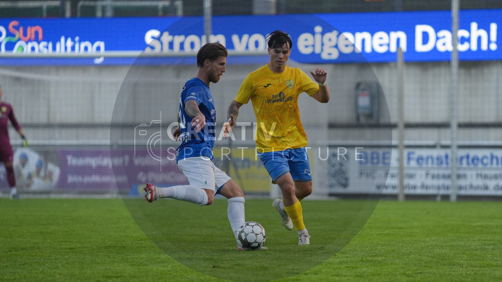 Fußball, Herren, Saison 2025/2026, Regionalliga Nordost, 6. Spieltag, FSV 63 Luckenwalde vs. VSG Altglienicke, Freitag 28.08.2025, Werner-Seelenbinder-Stadion Luckenwalde | Fußball, Herren, Saison 2025/2026, Regionalliga Nordost, 6. Spieltag, FSV 63 Luckenwalde vs. VSG Altglienicke, Freitag 28.08.2025, Werner-Seelenbinder-Stadion Luckenwalde, Im Bild: Philip Türpitz (l. Altglienicke) und Matthew Meier (r. Luckenwalde) - Realisiert mit Pictrs.com