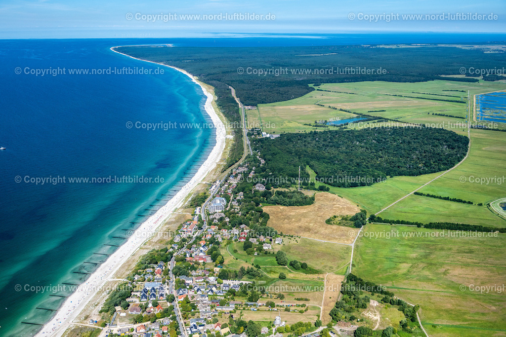 Ahrenshoop_ELS_8789100822 | AHRENSHOOP 10.08.2022 Ortsansicht an der Meeres-Küste der Ostsee in Ahrenshoop an der Ostseeküste im Bundesland Mecklenburg-Vorpommern, Deutschland. Weiterführende Informationen bei: Kurverwaltung Ahrenshoop Eigenbetrieb der Gemeinde Ostseebad Ahrenshoop. // Townscape on the seacoast of Baltic Sea in Ahrenshoop at the baltic sea coast in the state Mecklenburg - Western Pomerania, Germany. Further information at: Kurverwaltung Ahrenshoop Eigenbetrieb der Gemeinde Ostseebad Ahrenshoop. Foto: Martin Elsen