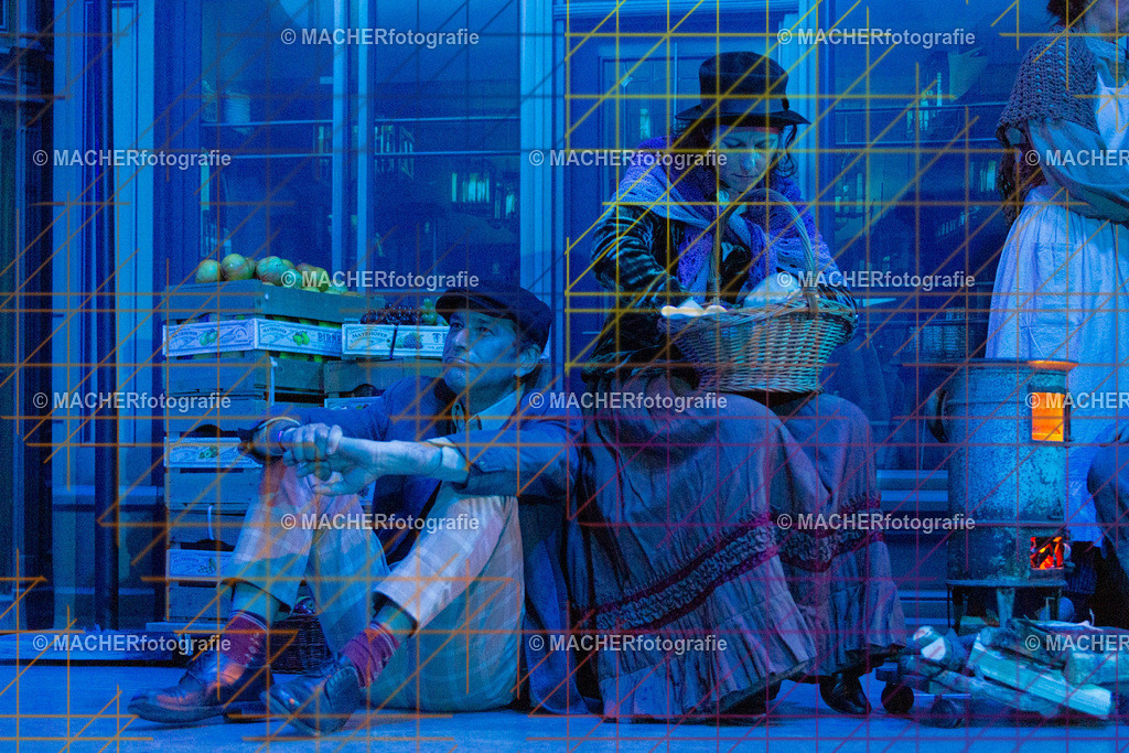 037_MFL-2025 | Portraitbilder von Regisseur; Darsteller; Techniker; Maske; Kostüme; Chor; Musiker; Bilderserie der Generalprobe und der Premierenvorstellung, Szenenbilder; Ausdrucksstudien; Bühnenüberblick; Bühnenkulissen; Pressefotos inkl. Redaktionsfoto Darstellergruppe.