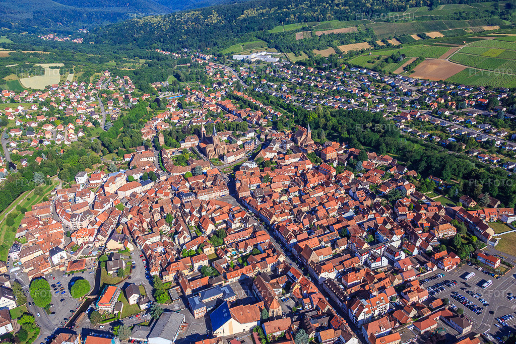 Vue aérienne: Vue d'ensemble de la ville depuis l'est à Wissembourg dans le département Bas Rhin, France – .Photo: IMG_083034.jpg prise le 26/06/2015 par Werner Riehm/FLY-FOTO.eu – Résolution de l'original: 5472 x 3648 px