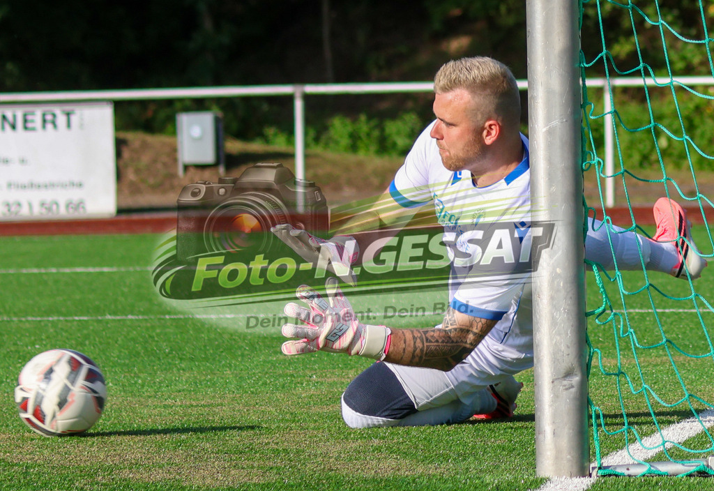 TuS Bardüttingdorf - TuRa Löhne | Auf dem Bild zu sehen: blau SV Löhne-Obernbeck TW: Armin Born (hält in der Situation einen Elfmeter) SV Löhne-Obernbeck, SG FA Herringhausen/Eickum, Saison 26/27, Fistelmann SuperCup - Realisiert mit Pictrs.com
