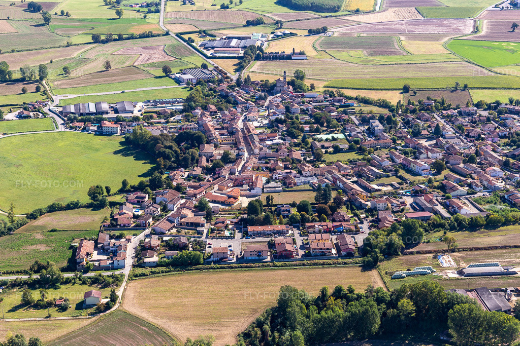 Aerial view: View of the town in Ripalta Arpina in the state Cremona, Italy. – Photo: IMG_134401.jpg taken on 09/18/2022 by Werner Riehm/FLY-FOTO.com – Resolution of the original: 5152 x 3434 px