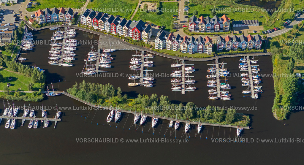 Greifswald12084071 | Yachthafen Greifswald, Ryck, Hafen mit bunten Häusern, Holzteichstraße, Bootspark GbR York von Raven,  Greifswald, Peene, Mecklenburg-Vorpommern, Deutschland, Europa