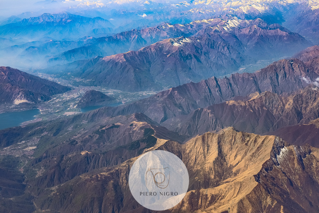 Alpenflug - Beeindruckende Luftaufnahme - Wanddeko | Wallart | Fotokunst | DE: Unsere Luftaufnahme der Alpen ist ein wahrhaft atemberaubendes Meisterwerk der Fotografie. Sie entführt Sie in die faszinierende Welt der Alpen, die sich majestätisch über die Landschaft erstrecken. Die klare Luft und die strahlende Sonne lassen die schneebedeckten Gipfel und grünen Täler in voller Pracht erstrahlen. Dieses Kunstwerk ist perfekt für alle, die die Schönheit der Natur in ihrer vollen Pracht erleben möchten.Die hochauflösende Aufnahme zeigt selbst kleinste Details der Alpenlandschaft und vermittelt ein Gefühl der Freiheit und Erhabenheit. Hängen Sie dieses Bild in Ihrem Zuhause auf und lassen Sie sich von der unvergleichlichen Schönheit der Alpen täglich inspirieren. Es ist auch ein beeindruckendes Geschenk für Abenteurer und Naturliebhaber.Unsere Luftaufnahme der Alpen wird auf hochwertigem Fotopapier gedruckt, um sicherzustellen, dass die Farben und Details perfekt zur Geltung kommen. Verschönern Sie Ihr Zuhause mit diesem Kunstwerk und holen Sie sich ein Stück der Alpenlandschaft in Ihre vier Wände.EN: Our aerial capture of the Alps is truly a breathtaking masterpiece of photography. It transports you to the fascinating world of the Alps, which stretch majestically across the landscape. The clear air and radiant sun illuminate the snow-covered peaks and green valleys in all their glory. This artwork is perfect for those who want to experience the beauty of nature in its full splendor.The high-resolution capture reveals even the smallest details of the Alpine landscape and conveys a sense of freedom and grandeur. Hang this image in your home and let the unparalleled beauty of the Alps inspire you daily. It also makes an impressive gift for adventurers and nature enthusiasts.Our aerial capture of the Alps is printed on high-quality photo paper to ensure that the colors and details shine perfectly. Enhance your home with this artwork and bring a piece of the Alpine landscape into your living space. - Realisiert mit Pictrs.com