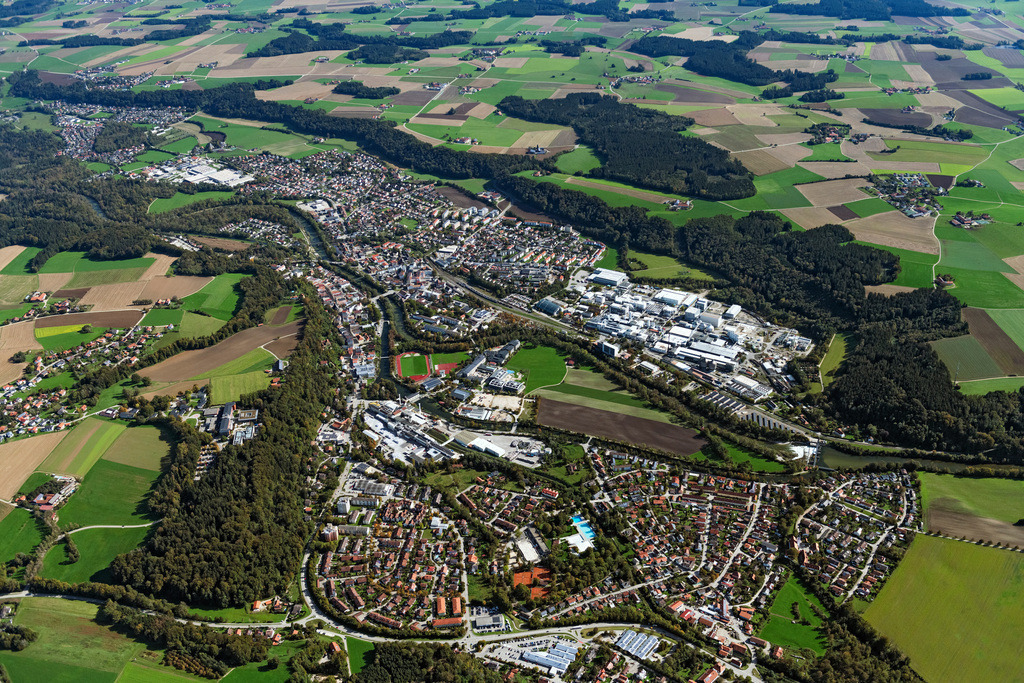dr__0055288.jpg | TROSTBERG 07.10.2024 Stadtgebiet mit Außenbezirken und Innenstadtbereich an der Bayernstraße in Trostberg im Bundesland Bayern, Deutschland. // City area with outside districts and inner city area on street Bayernstrasse in Trostberg in the state Bavaria, Germany. Foto: Daniel Reiter