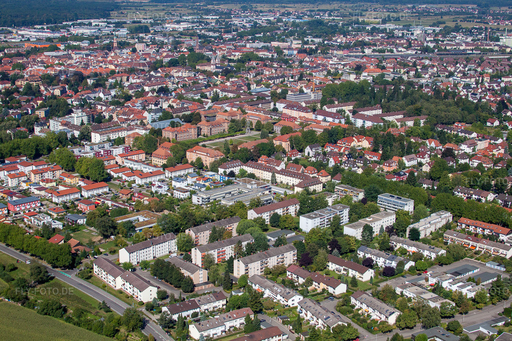 Luftbild: Platz der Verfassungsfreunde und Hospiz Maria Fried von Süden in Offenburg im Bundesland Baden-Württemberg in Deutschland. Foto: IMG_20805.jpg vom 31.08.2009 durch Werner Riehm/FLY-FOTO.de