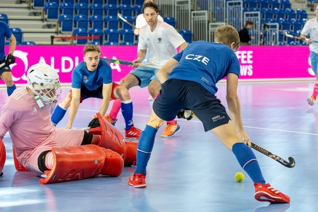 Hallenhockey-Länderspiel Deutschland gegen Tschechien im SNP-Dome in Heidelberg. Das Spiel war das letzte Testspiel vor der am nächsten Tag beginnenden Hallenhockey-EM | Hallenhockey-Länderspiel Deutschland gegen Tschechien im SNP-Dome in Heidelberg. Das Spiel war das letzte Testspiel vor der am nächsten Tag beginnenden Hallenhockey-EM - Realisiert mit Pictrs.com