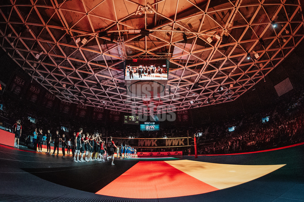 Volleyball | Männer | Testspiel | Deutschland vs. Italien | 26.05.2025 | Der Ausverkaufte BMW Park beim Einlauf der Spieler