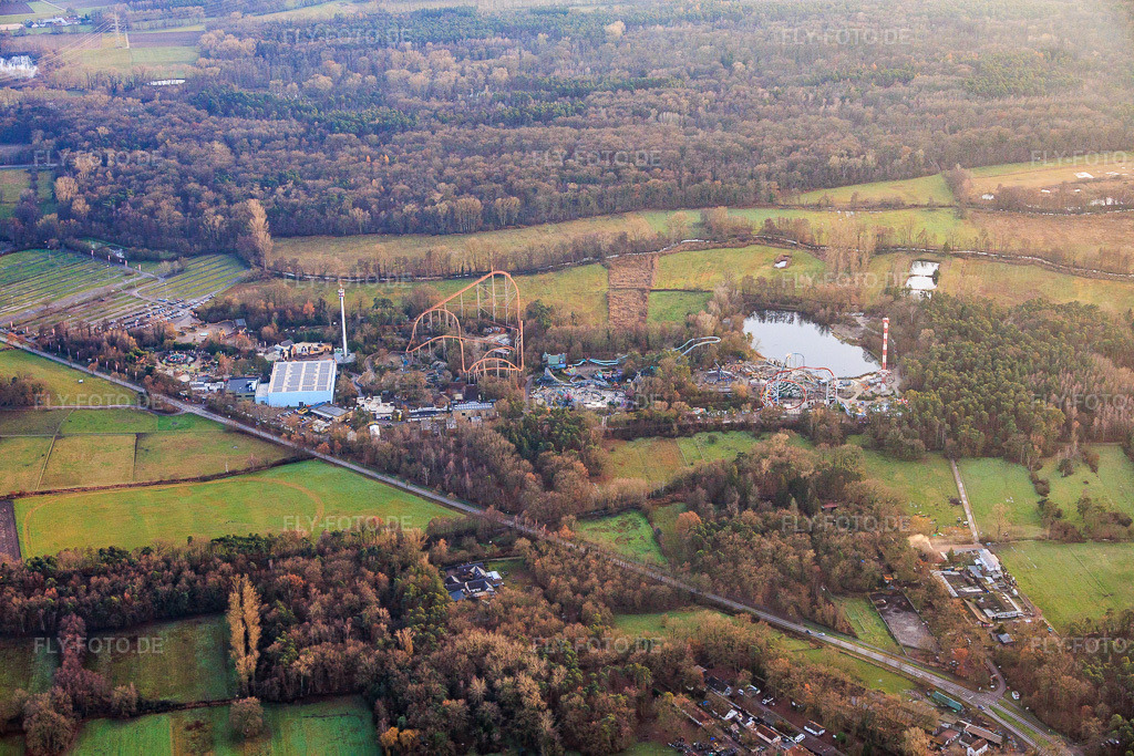Luftbild: Plopsaland Deutschland in Haßloch im Bundesland Rheinland-Pfalz in Deutschland. – Foto: IMG_152094.jpg vom 12.12.2025 durch Werner Riehm/FLY-FOTO.de – Auflösung des Originals: 6000 x 4000 px – Plopsa tiktok page