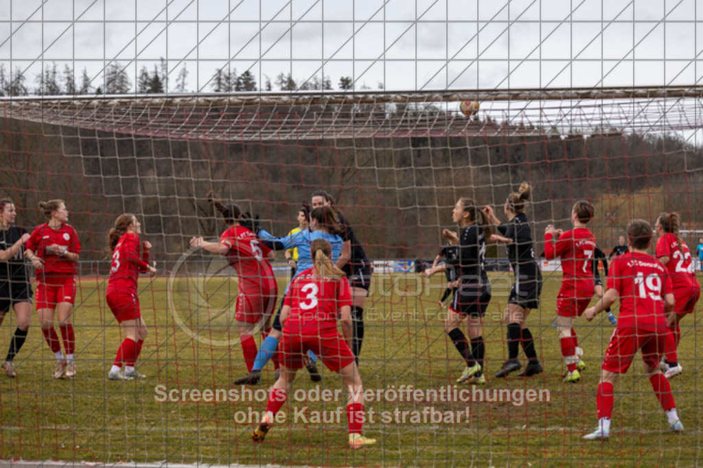 20250223_142300_0630 | #,1.FC Donzdorf (rot) vs. TSV Tettnang (schwarz), Fussball, Frauen-WFV-Pokal Achtelfinale, Saison 2024/2025, Rasenplatz Lautertal Stadion, Süßener Straße 16, 73072 Donzdorf, 23.02.2025 - 13:00 Uhr,Foto: PhotoPeet-Sportfotografie/Peter Harich