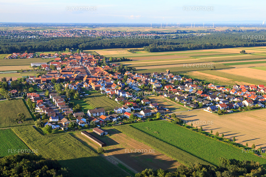 Tabakdorf von Süden | Luftbild: Tabakdorf von Süden im Ortsteil Hayna in Herxheim im Bundesland Rheinland-Pfalz in Deutschland. Foto: IMG_32679.jpg vom 01.09.2010 durch Werner Riehm/FLY-FOTO.de - Realisiert mit Pictrs.com