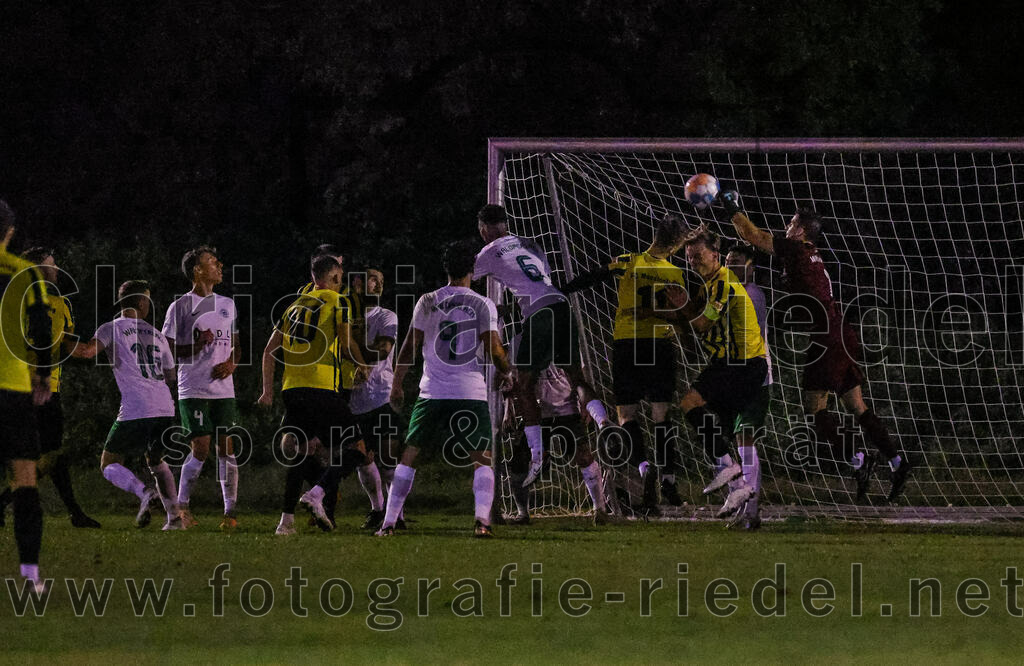 2023-09-15_090_FC_Moosinning_gegen_SV_Waldperlach | Moosinning, Deutschland, 15.09.2023:
Fußball, Bezirksliga Oberbayern Ost 2023 / 2024, 9. Spieltag, FC Moosinning gegen SV Waldperlach, Endergebnis: 0:1

Nikolaos Rizzo (SV Waldperlach, #9), Abdelaziz Abdane (SV Waldperlach, #6), Maximilian Lechner (FC Moosinning, #11), Torwart Marius Ziguris (SV Waldperlach, #99)

Foto: Christian Riedel / fotografie-riedel.net