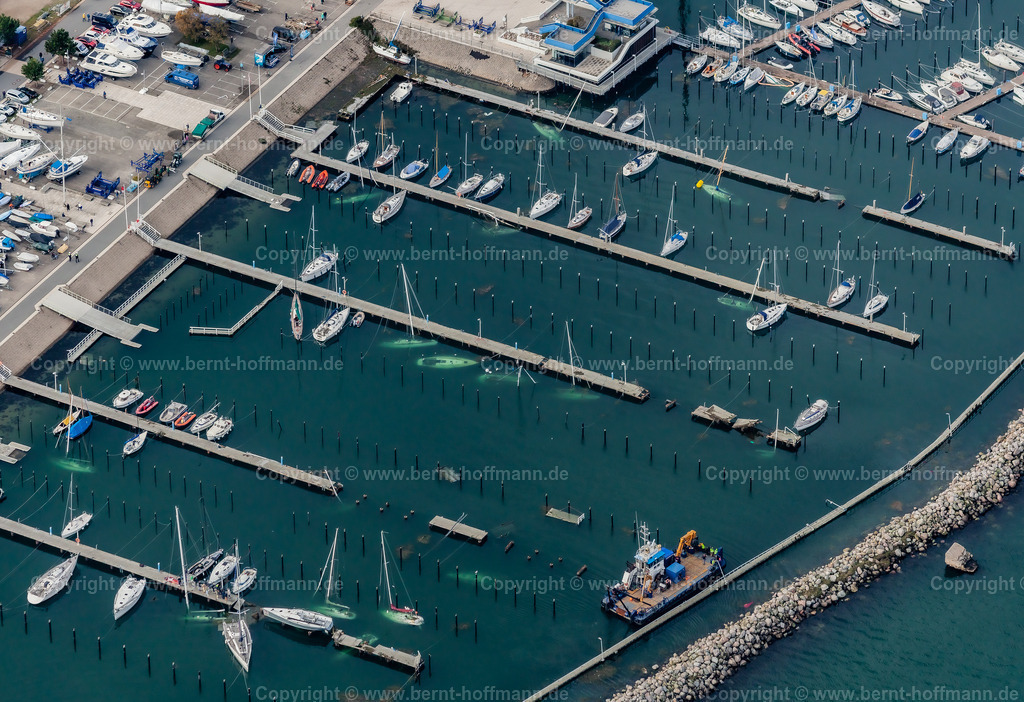 PLB_6327modct_Schilksee | LUFTBILD. Kiel - Schilksee Olympiahafen. __ Havarierte Yachten im Südhafen. - Realisiert mit Pictrs.com