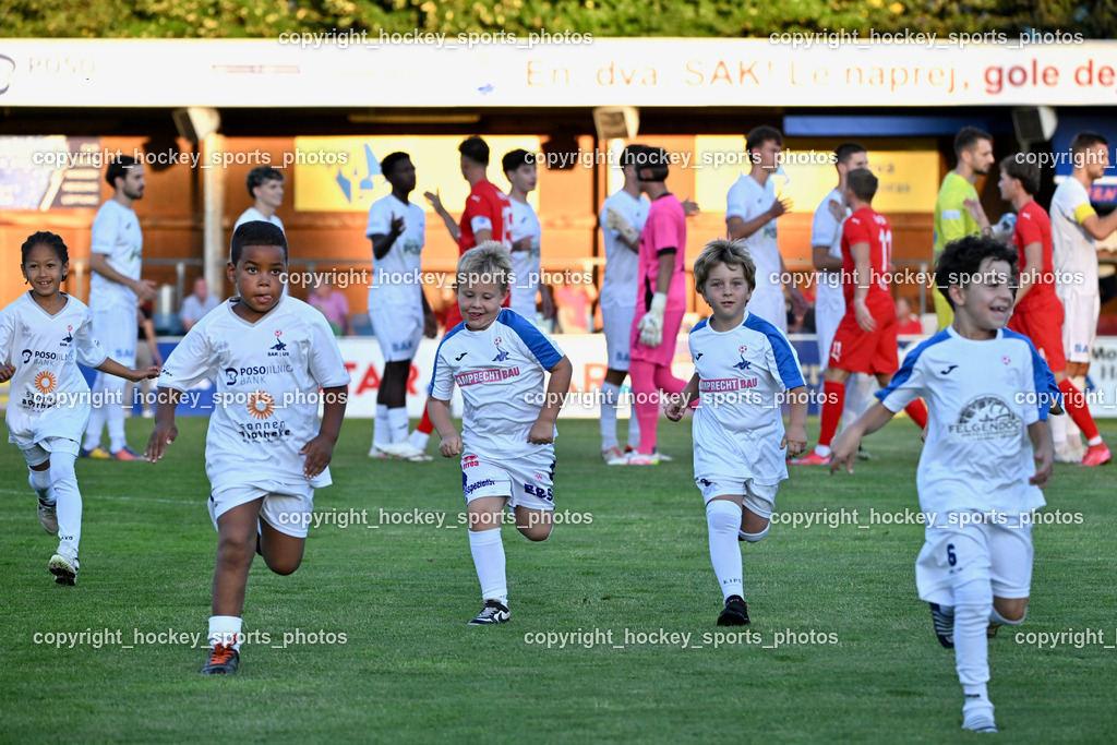 SAK vs. SC St. Veit | SAK Mannschaft mit Nachwuchs, SAK vs. SC St. Veit, SAK vs. SC St. Veit am 19.09.2025 in Klagenfurt (Sportpark Welzenegg), Austria, (Photo by Bernd Stefan)