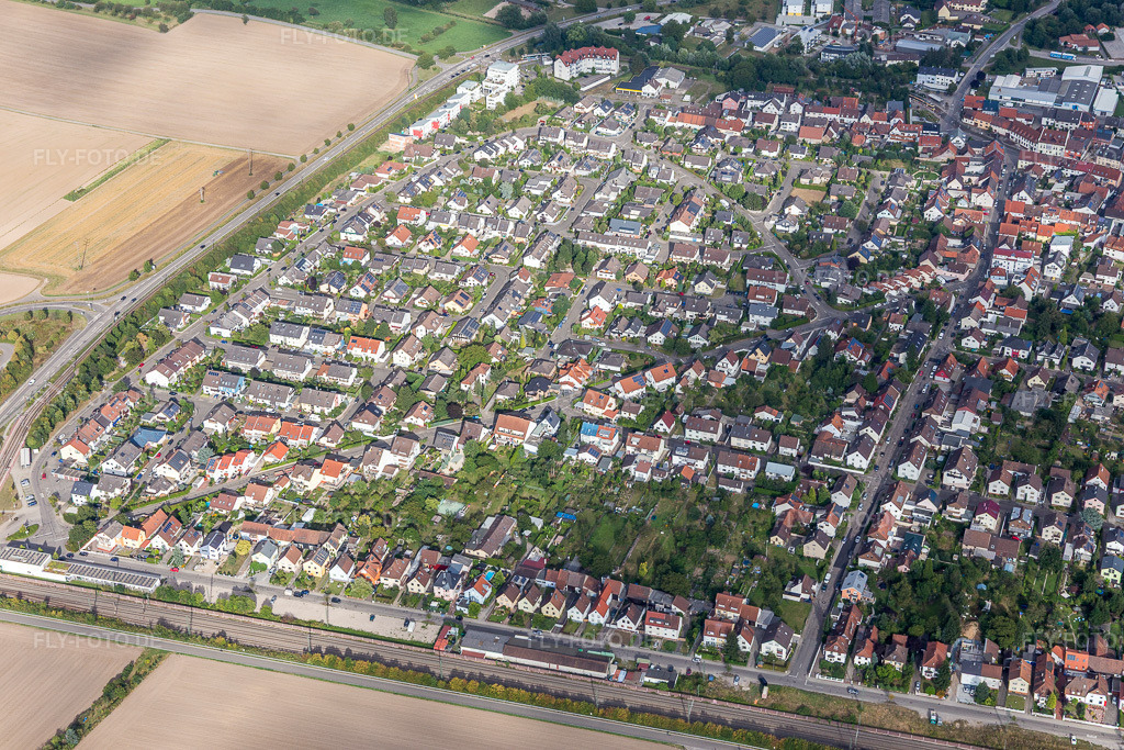 Luftbild: Siedlungsgebiet im Ortsteil Blankenloch in Stutensee im Bundesland Baden-Württemberg in Deutschland. Foto: IMG_093378.jpg vom 22.08.2016 durch Werner Riehm/FLY-FOTO.de