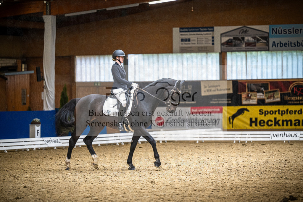 DOS_3322 | Entdecke hochwertige Reitturnierfotos von Foto Oger. Professionell, emotional und authentisch – jetzt Lieblingsmomente im Shop bestellen.Deutschlandweite Turnierfotografie. - Realisiert mit Pictrs.com