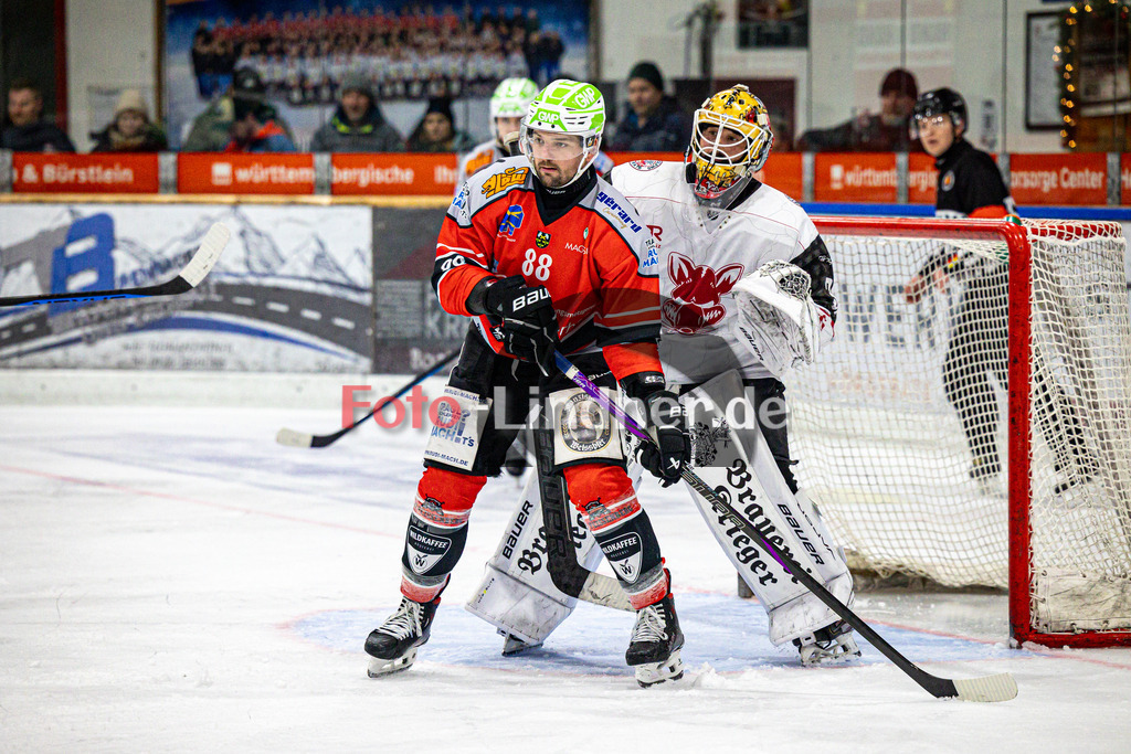 TSV Peißenberg MINERS gegen EV Dingolfing ISAR RATS | Eishockey Bayernliga Herren Vorrunde 2024/25, TSV Peißenberg MINERS gegen EV Dingolfing ISAR RATS, 20241215,Marius KLEIN (MINERS 88) lauet vor dem Tor,2024-12-15 in Peißenberg (Eisstadion Peißenberg)Marius KLEIN (MINERS 88), Christoph SCHEDLBAUER (Isar Rats 31)Copyright: WolfgangxLindner foto-lindner.de