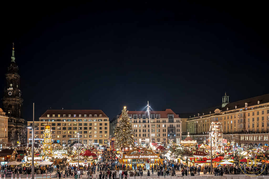 Striezelmarkt Dresden 6 | Geschenke, Wandbilder und Accessoires mit Motiven aus Dresden und anderen schönen Orten zur Verschönerung Deines zu Hauses und zum verschenken gewünscht? Wähle Deine Lieblingsbild auf dem Produkt Deiner Wahl. 