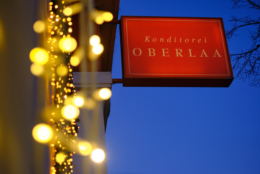 Kurkonditorei Oberlaa am Abend | Wien, Austria - November 29, 2023: Kurkonditorei Oberlaa am Abend mit weihnachtlicher Lichterkette. - Realisiert mit Pictrs.com