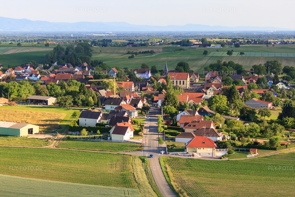 Luftbild: Rue de l'École in Salmbach im Bundesland Bas-Rhin in Frankreich. – Foto: IMG_66623.jpg vom 05.06.2014 durch Werner Riehm/FLY-FOTO.de – Auflösung des Originals: 4752 x 3168 px