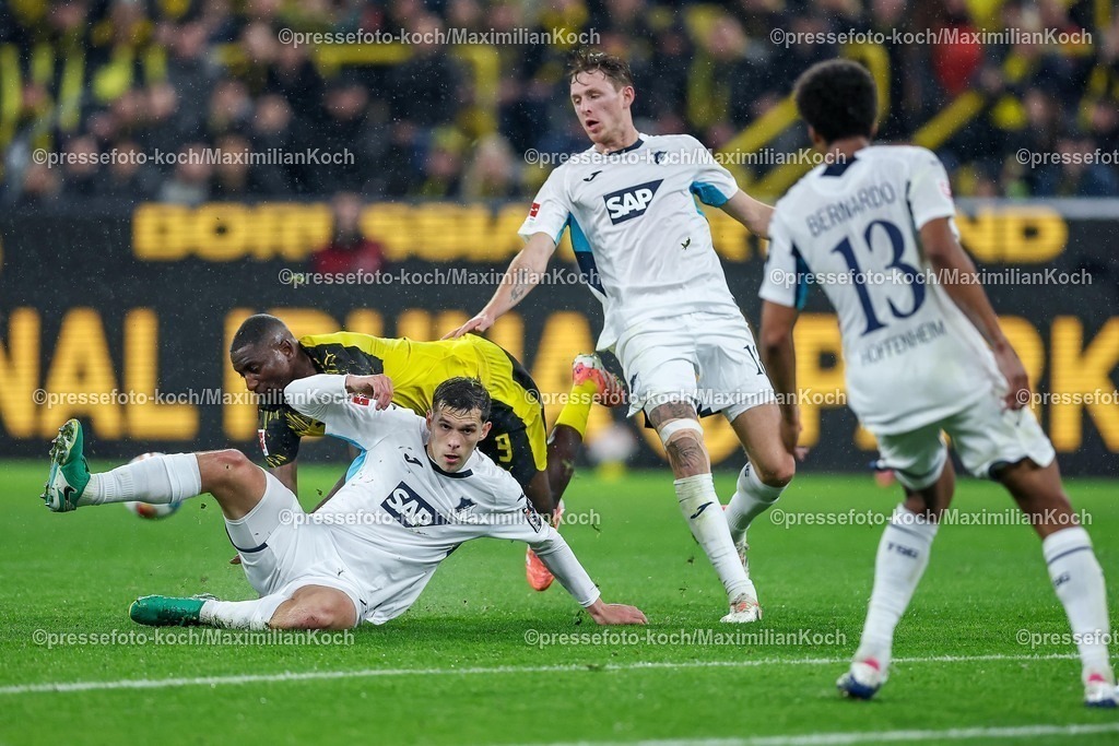 BVB07122501037 | 07.12.2025, Fußball, Borussia Dortmund - TSG 1899 Hoffenheimt, 1. Fußball Bundesliga, 13. Spieltag, Signal Iduna Park, Saison 2025 2026: Serhou Guirassy&nbsp;(BVB #09) wird im Zweikampf gegen   Robin Hranac&nbsp;(TSG Hoffenheim #02) vom Ball getrennt  DFB regulations prohibit any use of photographs as image sequences and or quasi-video.