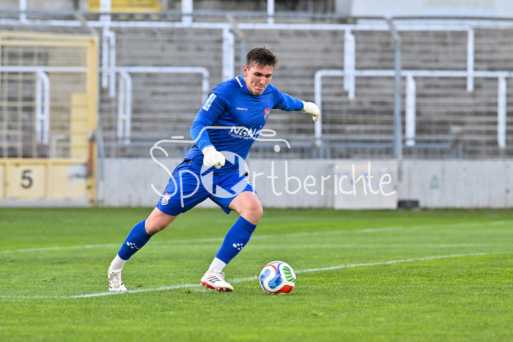 FC Bayern Amateure - TSV Aubstadt | MÜNCHEN, GERMANY - 24. APRIL: am Ball Julian BRÄTZ (TSV Aubstadt 24)  / Einzelfoto / Freisteller während dem Match zwischen den Amateuren des FC Bayern und dem TSV Aubstadt am 31. Spieltag der Regionalliga Bayern im Grünwalder Stadion