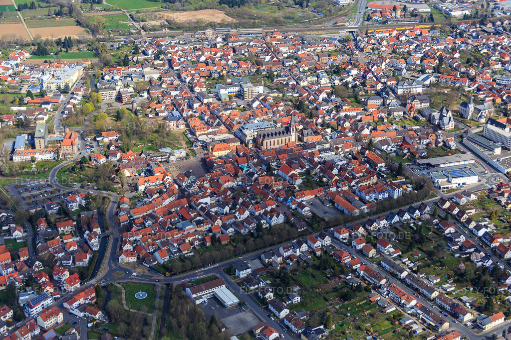 Luftbild: Innenstadt mit Pfarrkirche St. Peter und Paul in Dieburg im Bundesland Hessen in Deutschland. Foto: IMG_077305.jpg vom 12.04.2015 durch Werner Riehm/FLY-FOTO.deWWW.ST-PETER-PAUL.DE