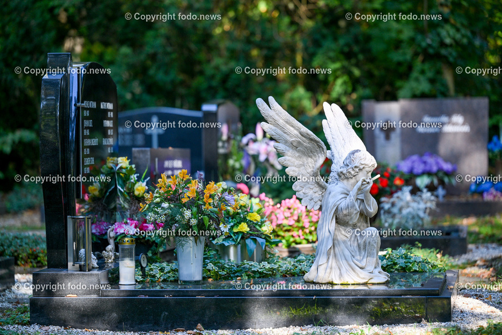Friedhof_ Allerheiligen_ 16.10.2023-35 | 16.10.2023, Friedhof, AUT, Allerheiligen, Themenbilder im Bild Friedhof, Kreuz, Kruzifix, Jesu Christi, Allerheiligen, Engerl, Engel, Kerzen, Grab, Grablicht, Blumen, Symbolbild, Feature