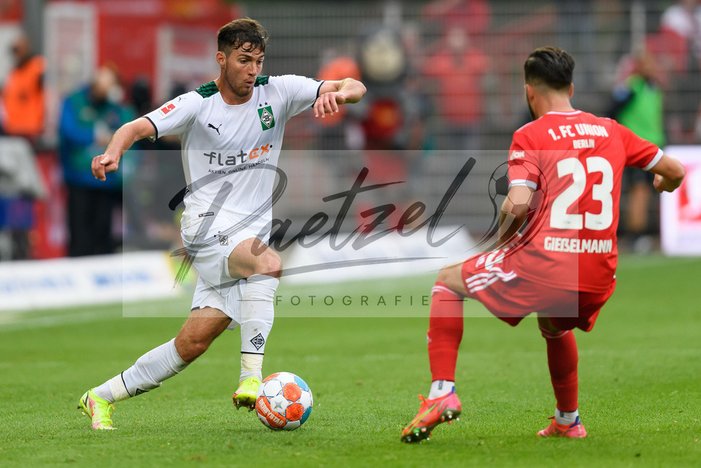 FCUBMG20210829_203 | Fussball, Herren: Joe Scally (Borussia Moenchengladbach) und Niko Giesselmann (1.FC Union Berlin) im Zweikampf beim Spiel der 1. Bundesliga zwischen 1. FC Union Berlin und Borussia Moenchengladbach im Stadion An der Alten Foersterei am 29.08.2021 in Berlin, Deutschland. - Realisiert mit Pictrs.com