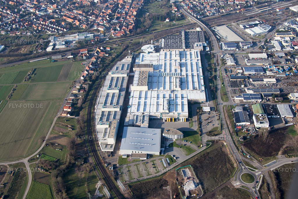 Luftbild: Werksgelände SEW-EURODRIVE GmbH & Co KG im Ortsteil Graben in Graben-Neudorf im Bundesland Baden-Württemberg in Deutschland. Foto: IMG_085348.jpg vom 19.12.2015 durch Werner Riehm/FLY-FOTO.de