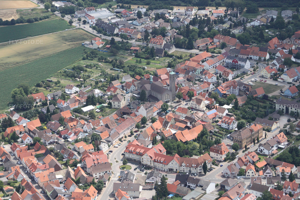 Luftbild: Sankt Leo der Große Kirche im Ortsteil Sankt Leon in St. Leon-Rot im Bundesland Baden-Württemberg in Deutschland. Foto: IMG_19196.jpg vom 05.07.2009 durch Werner Riehm/FLY-FOTO.de