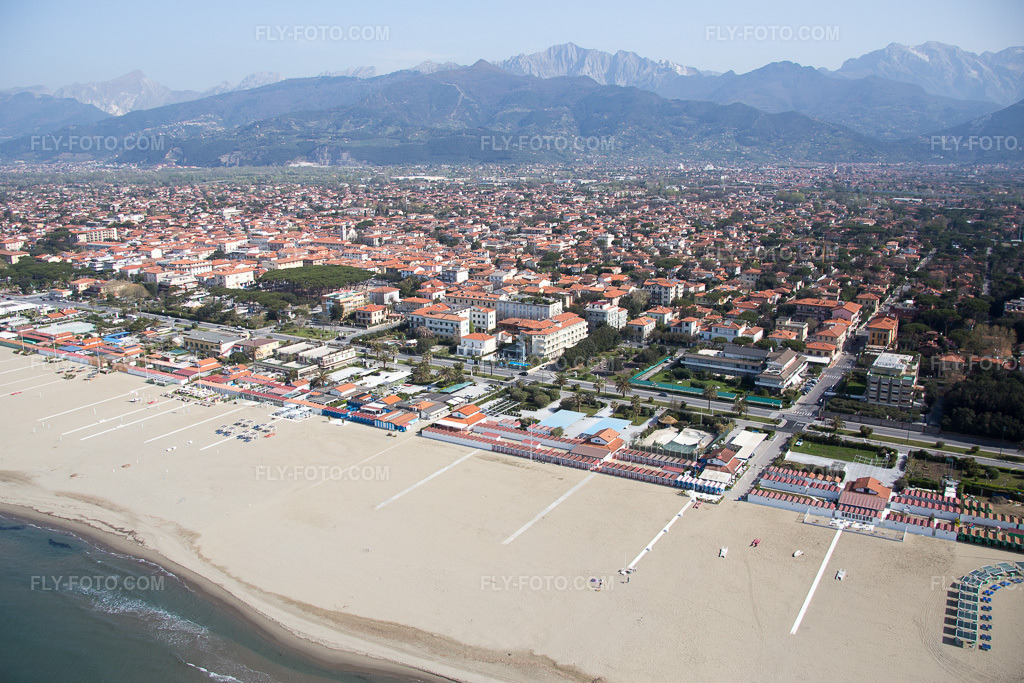 Aerial view: View of the town in Forte dei Marmi in the state Lucca, Italy.Photo: IMG_087094.jpg taken on 04/04/2016 by Werner Riehm/FLY-FOTO.comResolution of the original: 5338 x 3559 px
