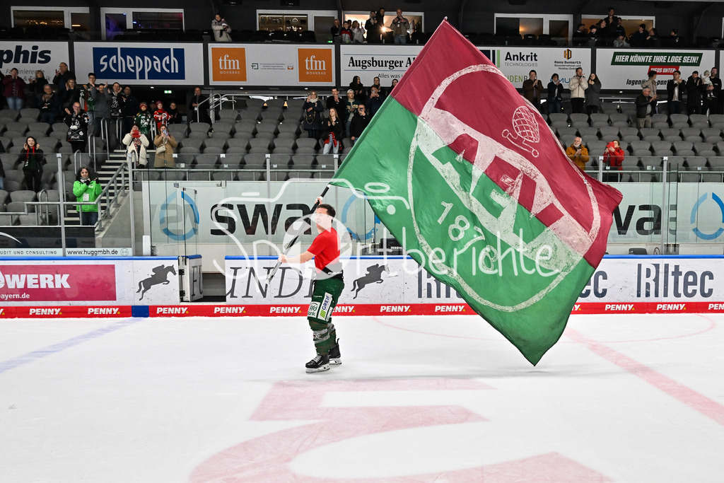 Augsburger Panther - Grizzlys Wolfsburg | AUGSBURG, GERMANY - 15. MARCH: im Bild T. J. TREVELYAN (Augsburger Panther 24) / Einzelfoto / Freisteller nach dem Match zwischen den Augsburger Panthern und den Grizzlys Wolfsburg am 52. Spieltag der Penny DEL im Curt Frenzel Stadion / der sich bei den Fans verabschiedet mit einer Fahne der Fans