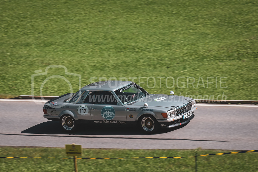 21. Arosa ClassicCar 2025 - 6. =September= 2025 | Christian Wolff aus Vilgertshofen (GER) in einem Mercedes Benz C107 aus dem Jahre 1981 mit Startnummer 112 am Arosa ClassicCar 2025 in der Kategorie Alpine Performance..@arosaclassiccar, @arosa.official, #arosaclassiccar, #arosa, #76curves, #classiccarBild: Sportfotografie Markus Aeschimann | www.markus-aeschimann.ch - Realisiert mit Pictrs.com