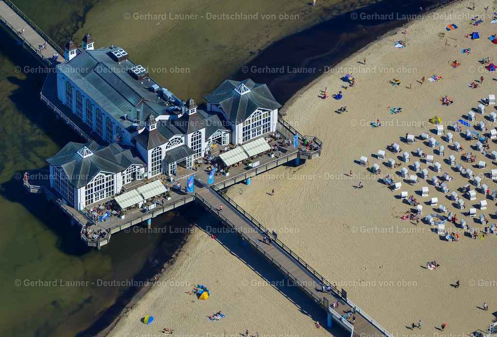 9200318 | SELLIN 08.09.2021 Konstruktion der Seebrücke über der Wasseroberfläche in Sellin an der Ostseeküste im Bundesland Mecklenburg-Vorpommern, Deutschland. Weiterführende Informationen bei: Seebrücke Sellin. // Construction of the pier above the water surface in Sellin on the Baltic Sea coast in the state of Mecklenburg-West Pomerania, Germany. Further information at: Seebruecke Sellin. Foto: Gerhard Launer