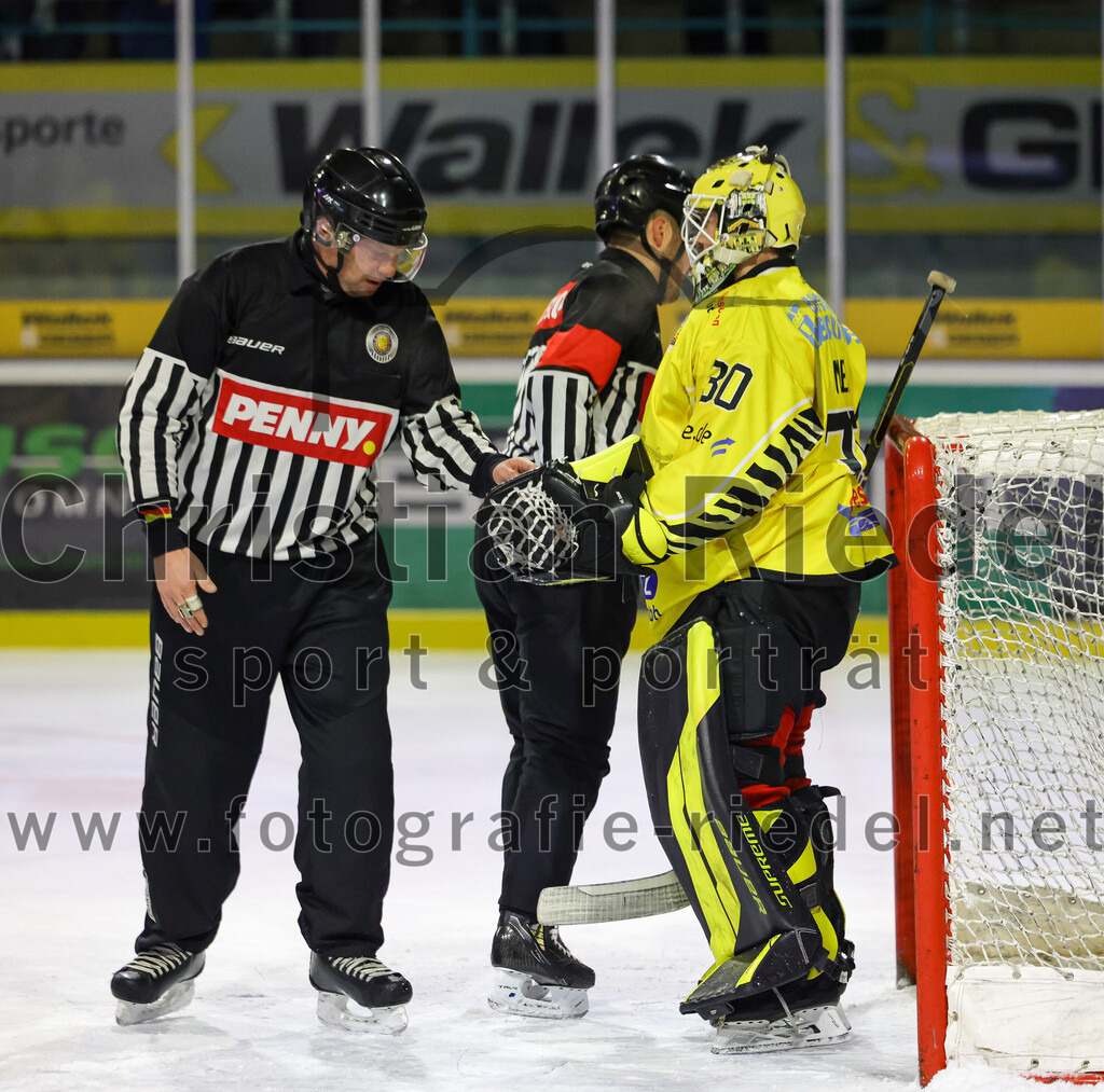 2025-12-28_102_TSV_Erding_gegen_onesto_Tigers_Bayreuth | Erding, Deutschland, 28.12.2025:Eishockey, Oberliga Süd 2025 / 2026, 31. Spieltag, TSV Erding gegen onesto Tigers Bayreuth, Endergebnis: 6:5 n.V.Torwart Maximilian Meier (onesto Tigers Bayreuth, #30)Foto: Christian Riedel / fotografie-riedel.net