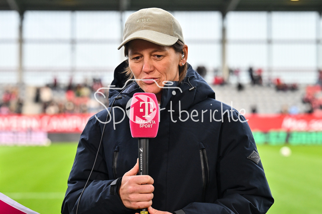 FC Bayern München - VfL Wolfsburg | MUNICH, GERMANY - 22. FEBRUARY: im Bild Bianca RECH Direktorin FC Bayern Frauen beim Interview mit Magentasport vor dem Spiel zwischen den Frauen des FC Bayern München und den Frauen des VfL Wolfsburg am 19. Spieltag der Google Pixel Frauen-Bundesliga am FC Bayern Campus