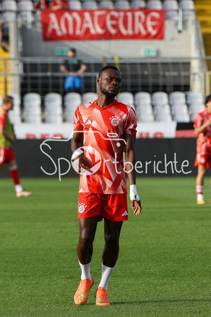 FC Bayern Amateure - FC Memmingen | Desire SEGBE AZANKPO (FCB #34) bei warmmachen / Freisteller / Einzelfoto