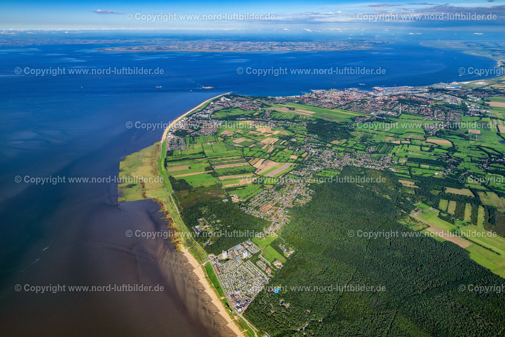 Cuxhaven_Hoch_ELS_8717160823 | CUXHAVEN 16.08.2023 Stadtansicht am Meeres-Küstenbereich der Nordsee in Cuxhaven im Bundesland Niedersachsen, Deutschland. Weiterführende Informationen bei: Nordseeheilbad Cuxhaven GmbH. // City view on sea coastline of North Sea in Cuxhaven in the state Lower Saxony, Germany. Further information at: Nordseeheilbad Cuxhaven GmbH. Foto: Martin Elsen