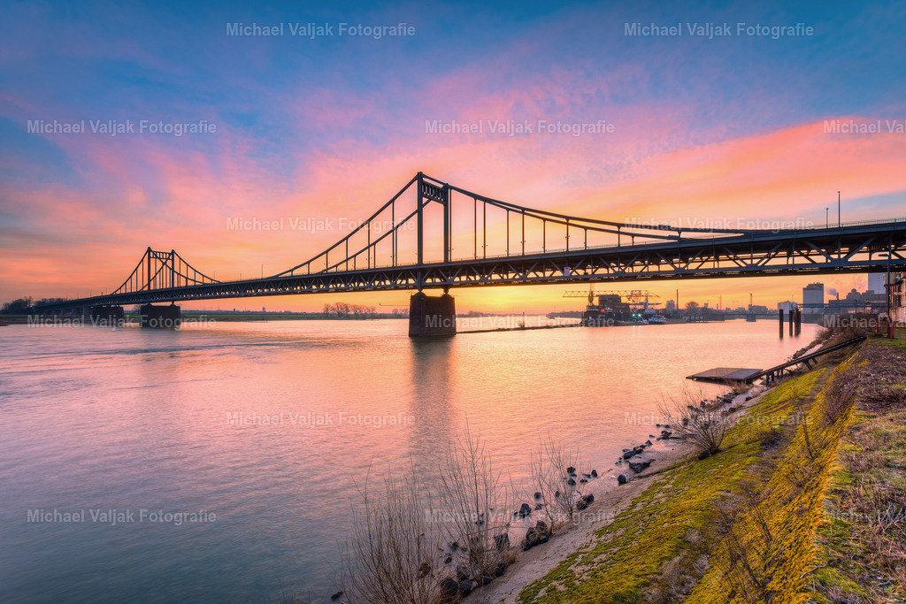 Rheinbrücke Krefeld-Uerdingen | Sonnenaufgang bei der Uerdinger Rheinbrücke die den Rhein zwischen Krefeld-Uerdingen und Duisburg-Mündelheim überquert. - Realisiert mit Pictrs.com