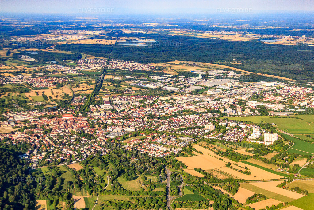 Luftbild: Stadtübersicht von Norden in Ettlingen im Bundesland Baden-Württemberg in Deutschland. Foto: IMG_69854.jpg vom 06.07.2014 durch Werner Riehm/FLY-FOTO.deAuflösung des Originals: 4752 x 3168 px