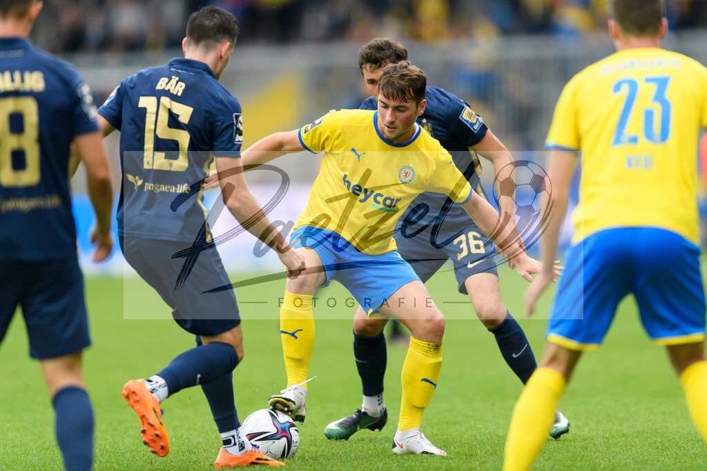 EBSTSV20210828_018 | Fussball, Herren: Yari Otto (Eintracht Braunschweig) und Phillipp Steinhart (TSV 1860 Muenchen) im Zweikampf beim Spiel der 3. Liga zwischen Eintracht Braunschweig und TSV 1860 Muenchen im Eintracht-Stadion am 28.08.2021 in Braunschweig, Deutschland.DFB / DFL REGULATIONS PROHIBIT ANY USE OF PHOTOGRAPHS AS IMAGE SEQUENCES AND/OR QUASI-VIDEO. - Realisiert mit Pictrs.com