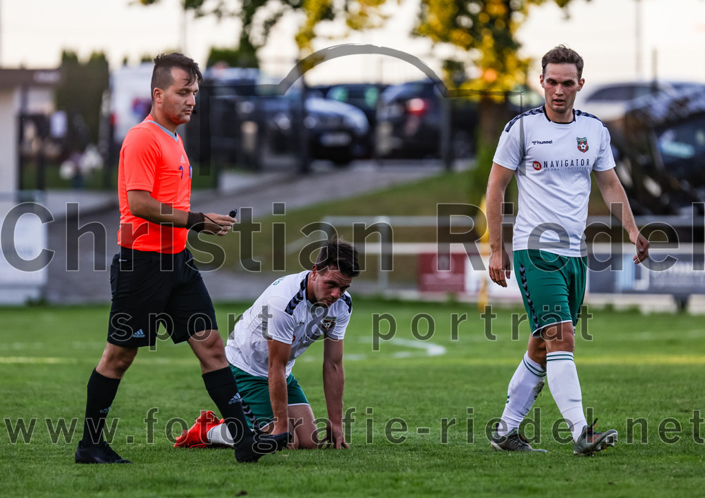2023-08-01_094_FC_Schwaig_gegen_FC_Deisenhofen | Oberding, Deutschland, 01.08.2023:
Fußball, Toto-Pokal 2023 / 2024, 1. Spieltag, FC Schwaig gegen FC Deisenhofen, Endergebnis: 2:3

Schiedsrichter Mustafa Kücük, Tobias Paulus (FC Schwaig, #7), Maximilian Buchauer (FC Schwaig, #27)

Foto: Christian Riedel / fotografie-riedel.net