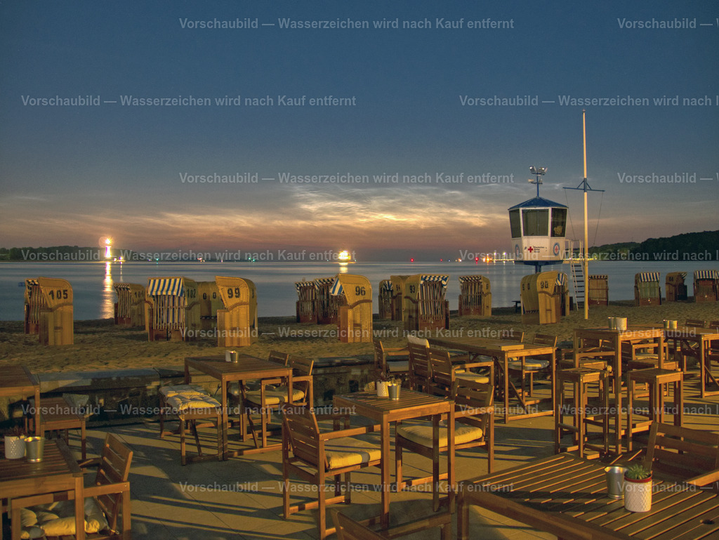 Leuchtende Nachtwolken über Möltenort | Leuchtende Nachtwolken über der Kieler Förde.