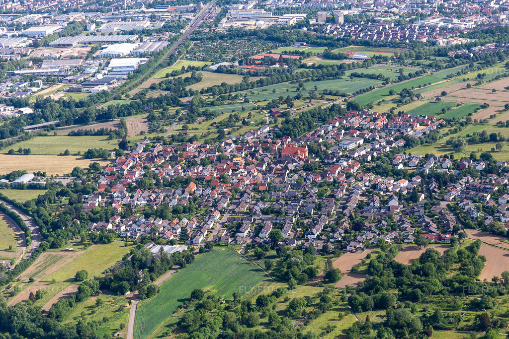 Luftbild: Ortsansicht aus Süden im Ortsteil Ettlingenweier in Ettlingen im Bundesland Baden-Württemberg in Deutschland. Foto: IMG_131642.jpg vom 22.05.2022 durch Werner Riehm/FLY-FOTO.de
